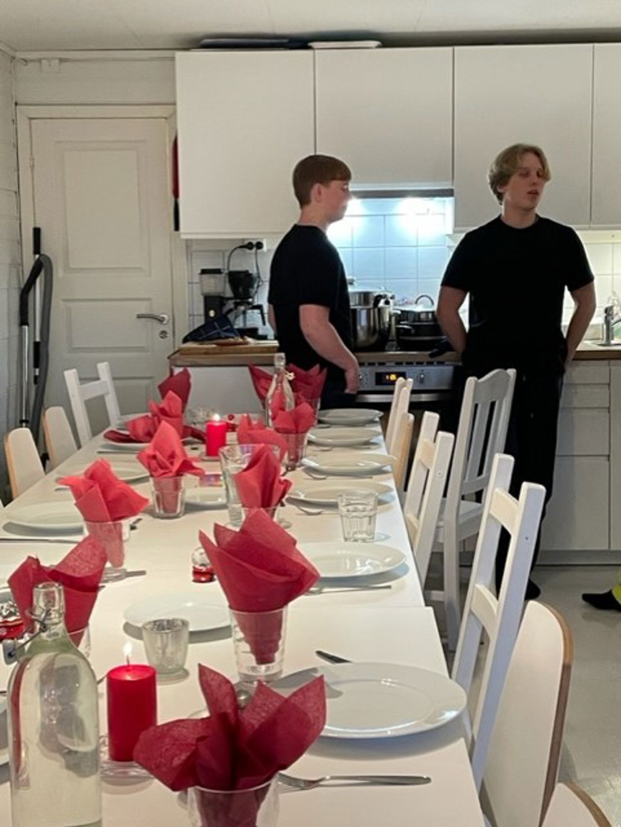 Kjøkkenteneste er også på planen. Bordet er dekka og klart til eit festmåltid.