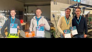 Biletet er delt i to delar og viser fire unge menn som har vunne Gull  i fylkesmeisterskapen for elevar frå Vg3 automatiseringsfaget og Vg2 kjemiprosess- og laboratoriefag . Alle fire ber blå medaljeband rundt halsen og held på diplomar der det står «DIPLOM».Venstre side To personar: Ole og Kristian står i eit verkstadmiljø.  Ole (til venstre): Han har på seg ein mørk, rutete skjorte og ein klår gul arbeidsbukse med refleks. Han held diplomet sitt framfor seg.  Kristian (til høgre): Han har på seg ein lys hettegenser og held både eit diplom og ei oransje verktøykasse av merket «Bahco».  Tekst: Over dei står teksten «Gull nr. 1 Ole og Kristian».  Høgre side To personar: Jens og Jørgen står i eit lokale som liknar eit laboratorium eller ein teknisk verkstad, med maskineri i bakgrunnen.  Jens (til venstre): Han har på seg ein lys beige vest over ein mørk genser/skjorte og smiler til kamera.  Jørgen (til høgre): Han har på seg ein mørk jakke. Begge held kvar sitt diplom i ramme.  Tekst: Over dei står teksten «Gull nr. 2 Jens og Jørgen».