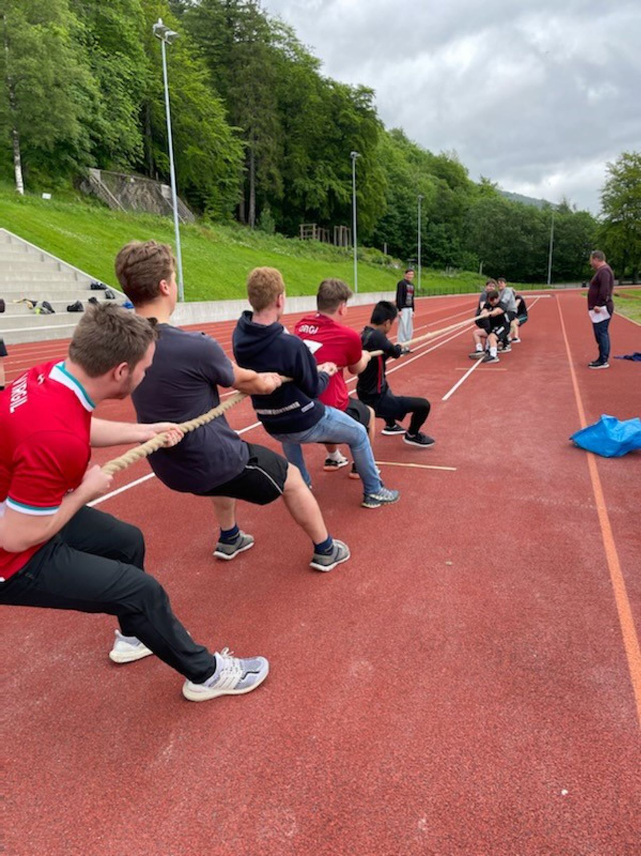 Alle klassar stilte emd eit lag til tautrekkingskonkurransen, eit lærarlag var også med.