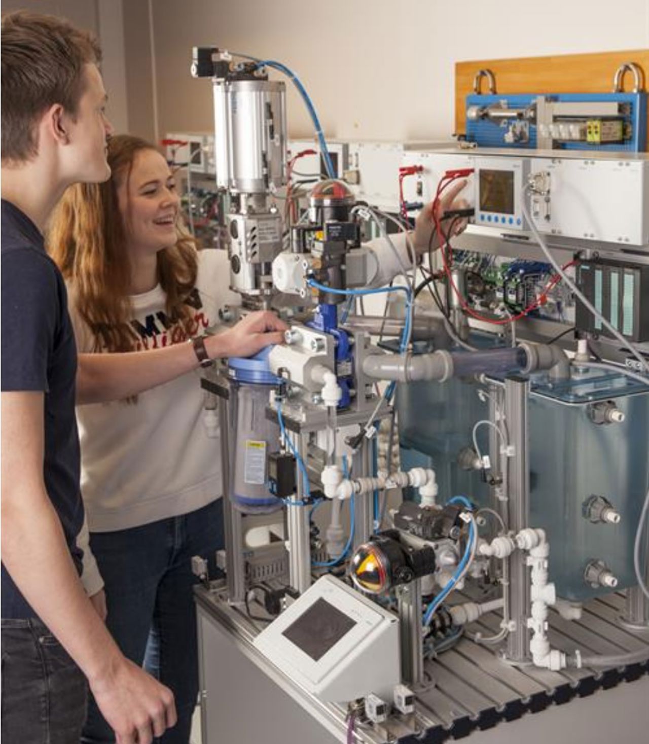 To elevar frå vg2 kjemiprosess- og laboratoriefag arbeider på ein prossess styrings modell.